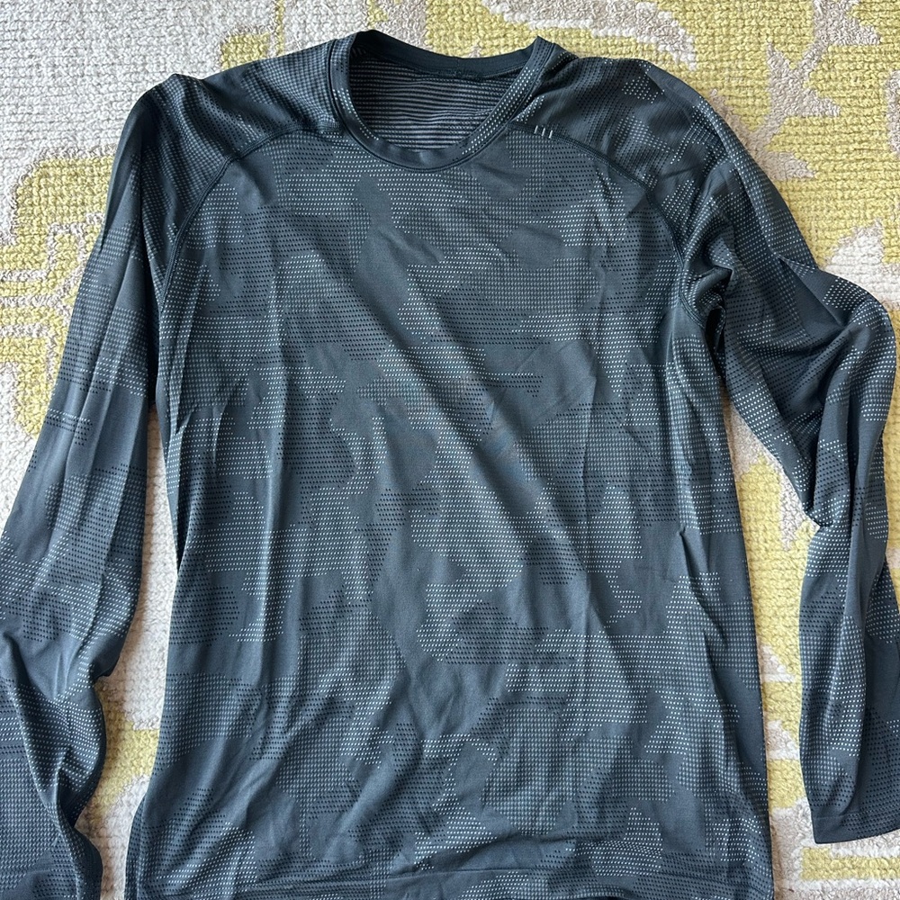lululemon athletica Men's Dark Gray Long Sleeve Tee